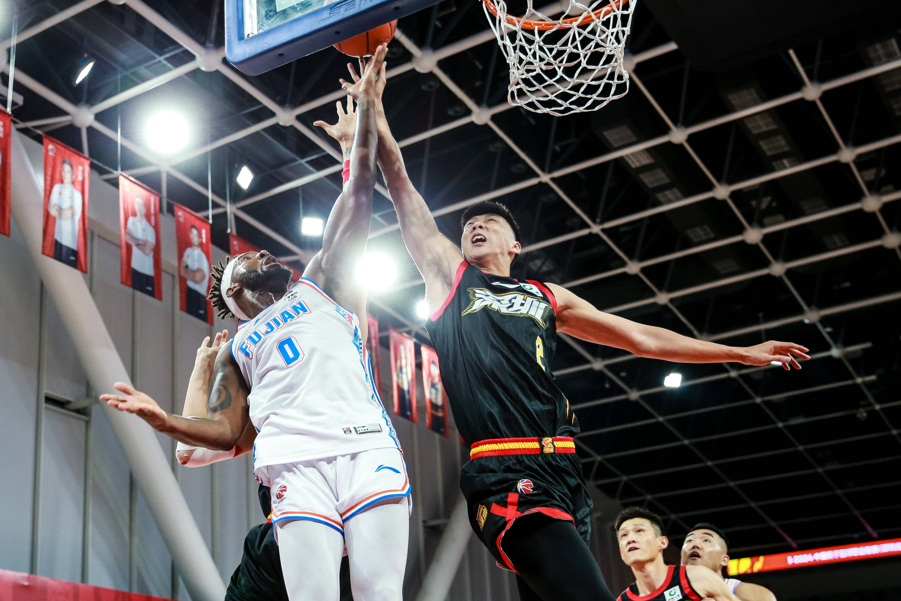 山东队轻取江苏队,克莱关键制胜 山东队轻取江苏队,克莱关键制胜