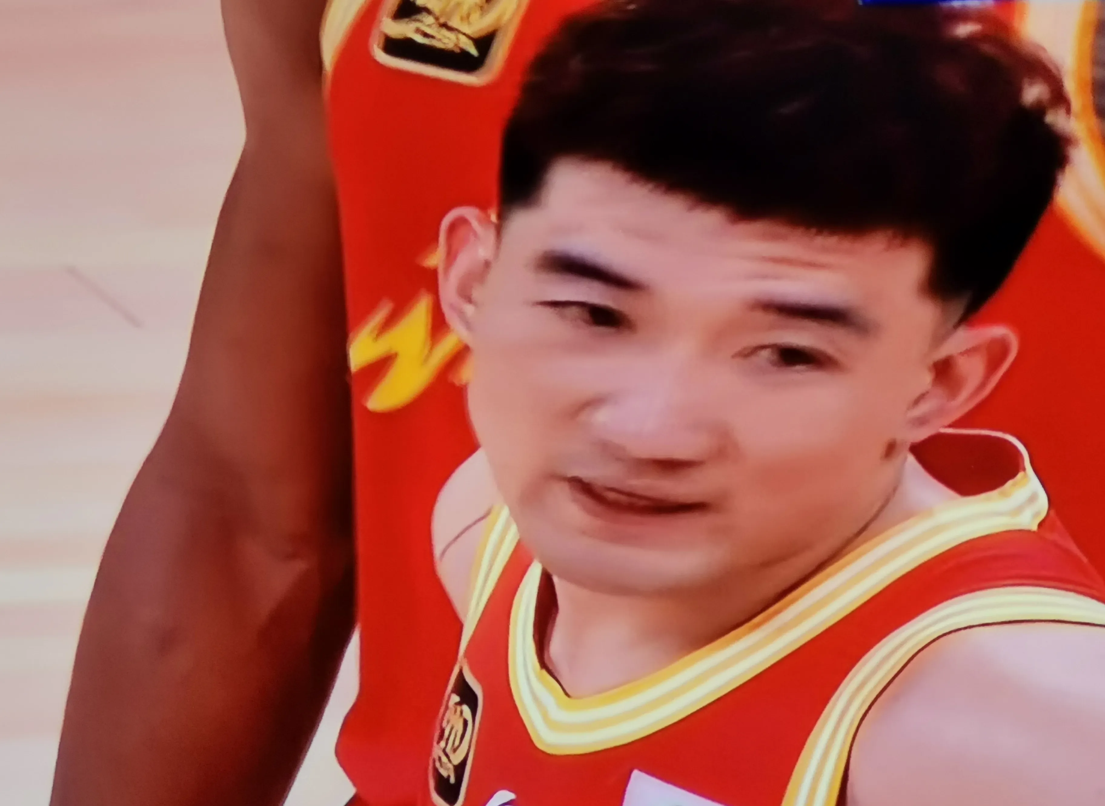 骑士险胜广东队,孙铭徽点燃赛场 骑士险胜广东队,孙铭徽点燃赛场