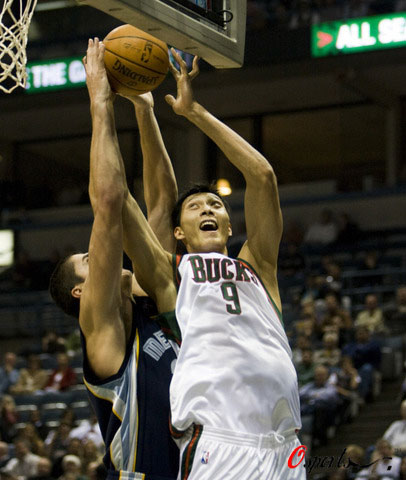 猛龙轻取灰熊,易建联带队取胜 猛龙轻取灰熊,易建联带队取胜