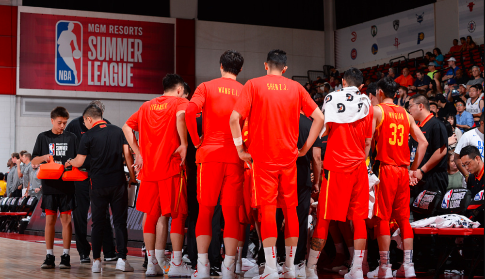 猛龙轻取灰熊,易建联带队取胜 猛龙轻取灰熊,易建联带队取胜